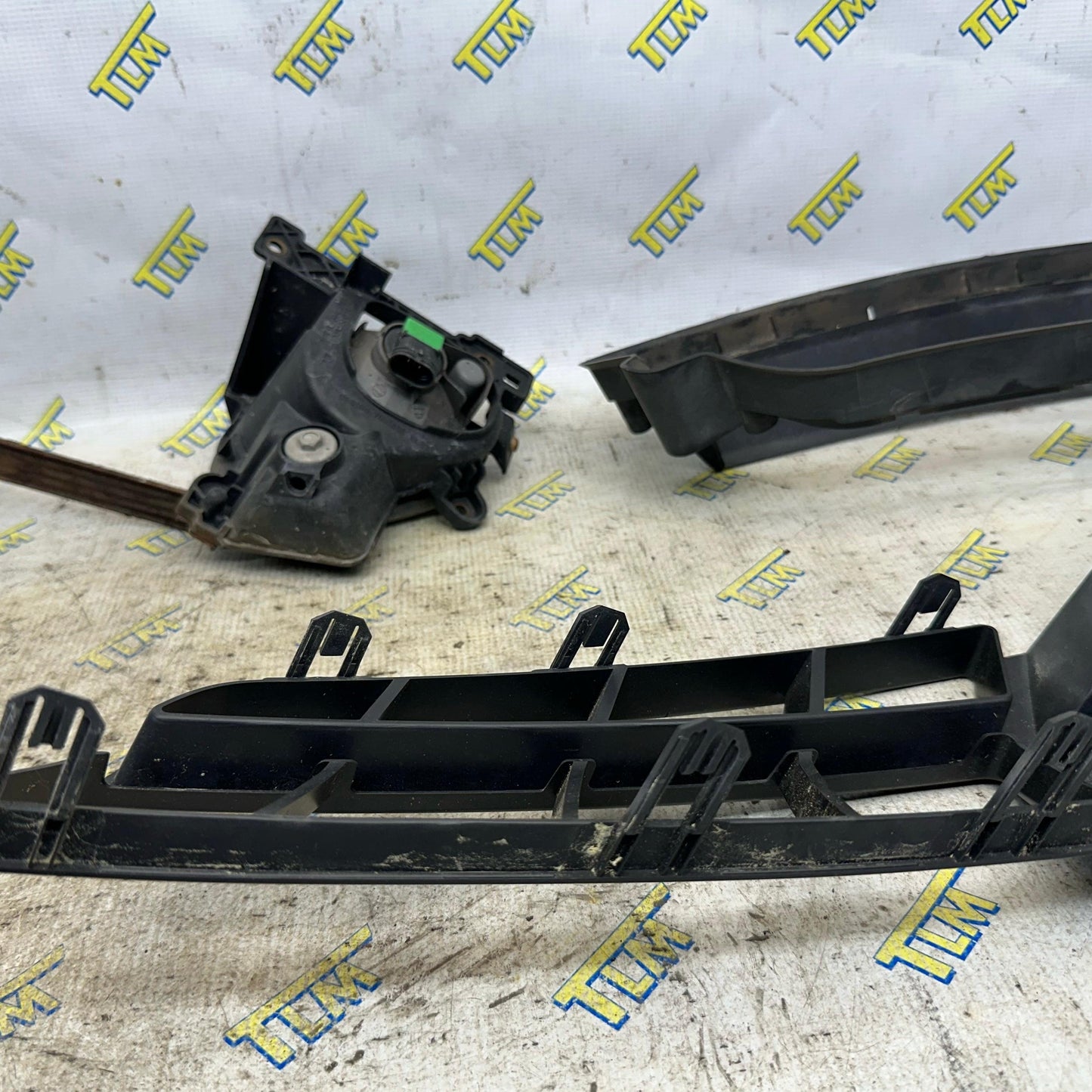 09-11 Acura TL Fog Grille PASSENGER / RIGHT 3.7 engine Fog Light & Bracket Silver Trim 2009 2010 2011 10 OEM