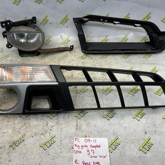 09-11 Acura TL Fog Grille PASSENGER / RIGHT 3.7 engine Fog Light & Bracket Silver Trim 2009 2010 2011 10 OEM